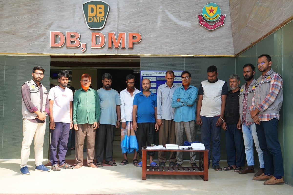 এই চক্রের ৯ সদস্যকে গ্রেপ্তার করেছে ঢাকা মহানগর গোয়েন্দা পুলিশ (ডিবি)