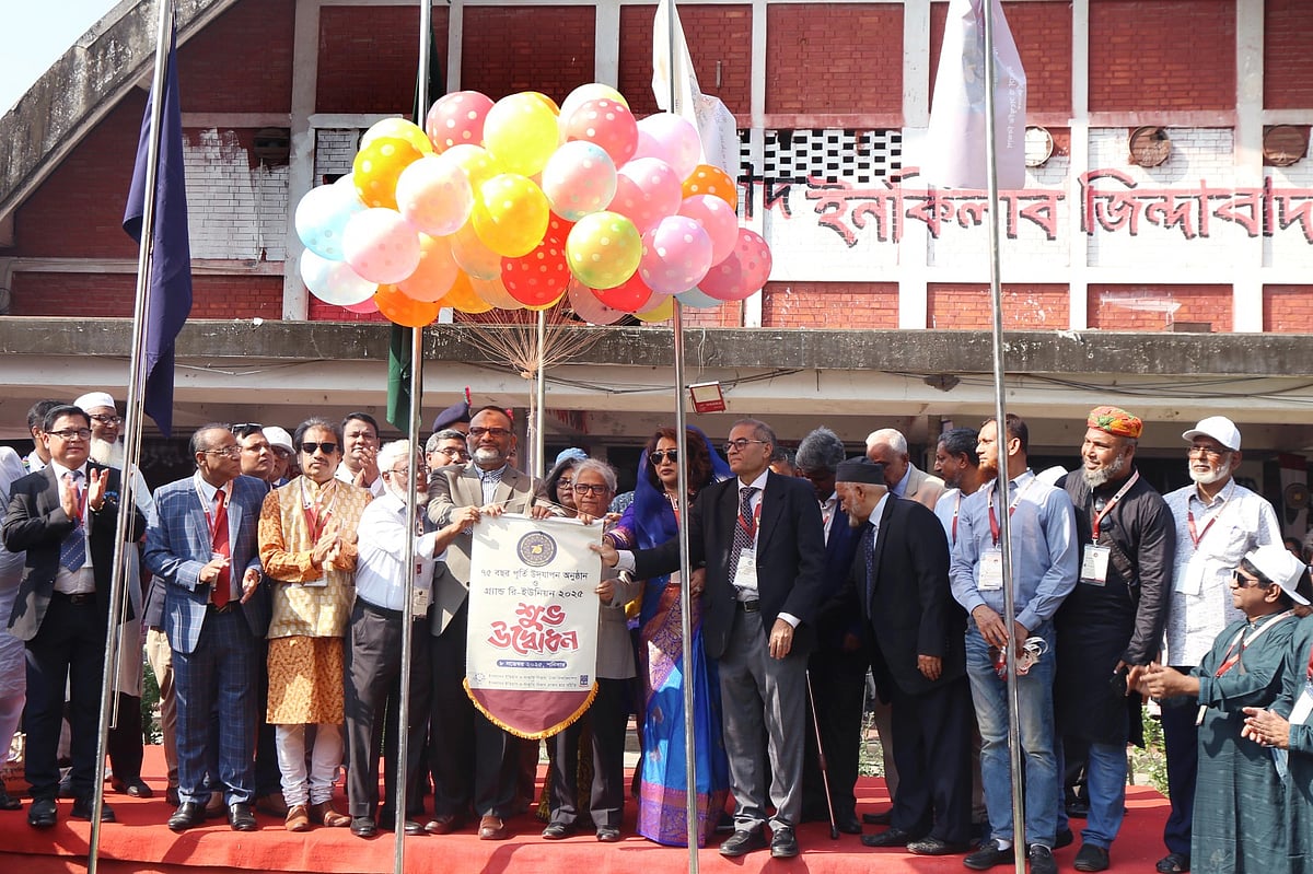 শনিবার সকালে টিএসসিতে জাতীয় পতাকা উত্তোলন এবং বেলুন ও ফেস্টুন উড়িয়ে অনুষ্ঠানের উদ্বোধন করেন আমন্ত্রিত অতিথিরা