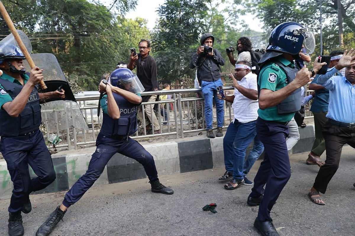 বেতন গ্রেড বাড়ানোর দাবিতে আন্দোলনরত প্রাথমিক শিক্ষকদের ওপর চড়াও হয় পুলিশ। আজ শনিবার বিকেলে ঢাকার শাহবাগে