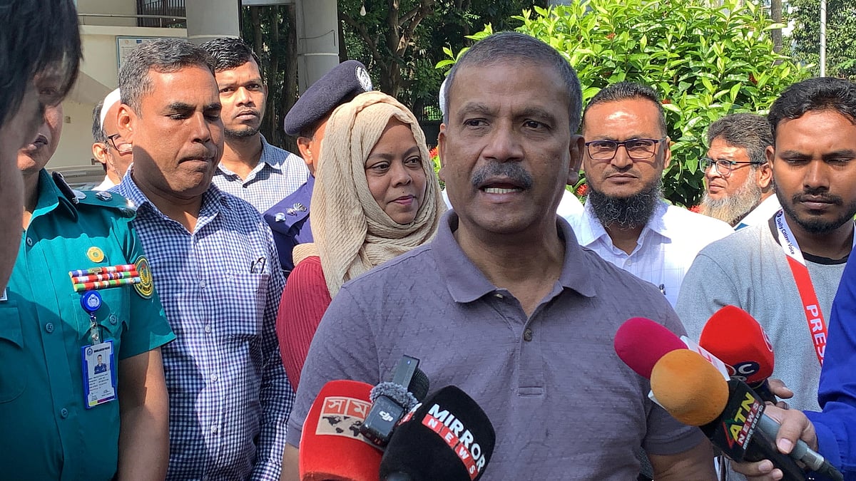 রাজশাহীতে মহিলা কারিগরি প্রশিক্ষণ কেন্দ্র (টিটিসি) পরিদর্শন শেষে উপদেষ্টা আসিফ নজরুল। আজ শনিবার সকালে