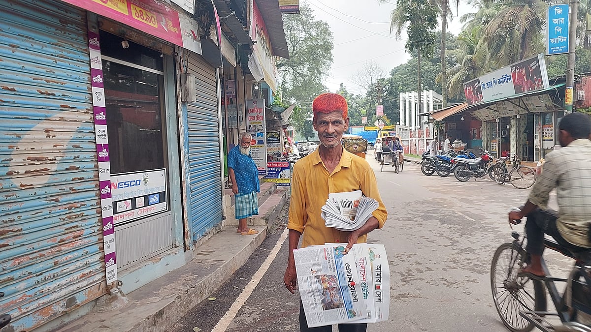 সদালাপী ও ভালো ব্যবহারকারী হকার হিসেবে বেশ সুনাম আছে আবদুল গফফারের। সম্প্রতি নীলফামারীর সৈয়দপুর রেলস্টেশনে