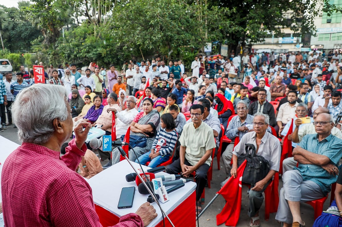 চট্টগ্রাম বন্দর বিদেশিদের ইজারা দেওয়ার চেষ্টার প্রতিবাদে সমাবেশ করে বাম গণতান্ত্রিক জোট ও ফ্যাসিবাদবিরোধী বামমোর্চা। সমাবেশে বক্তব্য দেন সিপিবির সাবেক সভাপতি শাহ আলম। আজ বিকেল সাড়ে ৫টায় চট্টগ্রাম নগরের পুরোনো রেল স্টেশন এলাকায়