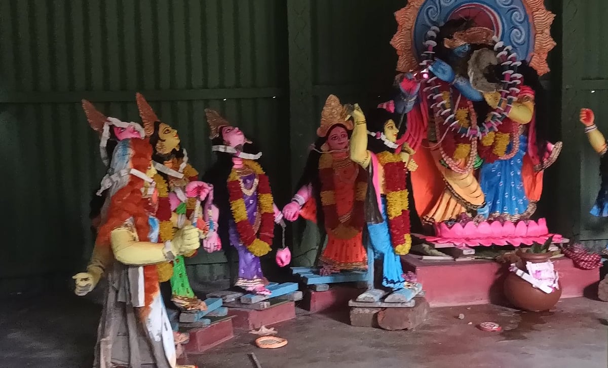 টাঙ্গাইলের কালিহাতী উপজেলার এলেঙ্গা পৌর এলাকার সর্বজনীন রাধাগোবিন্দ রাসলীলা মন্দিরের প্রতিমা ভাঙচুরের ঘটনা ঘটেছে। শনিবার সকালে