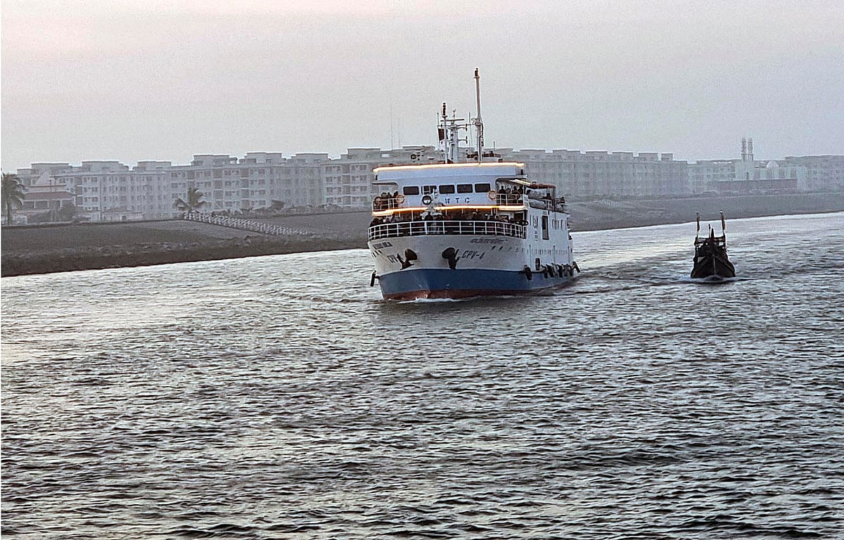 পর্যটক নিয়ে সেন্ট মার্টিন যাচ্ছে একটি জাহাজ