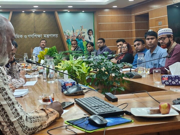 প্রাথমিক ও গণশিক্ষা মন্ত্রণালয়ের সচিব আবু তাহের মো. মাসুদ রানাসহ মন্ত্রণালয়ের কর্মকর্তাদের সঙ্গে বৈঠকে আন্দোলনকারী শিক্ষক প্রতিনিধিরা। আজ রোববার সন্ধ্যায় সচিবালয়ে