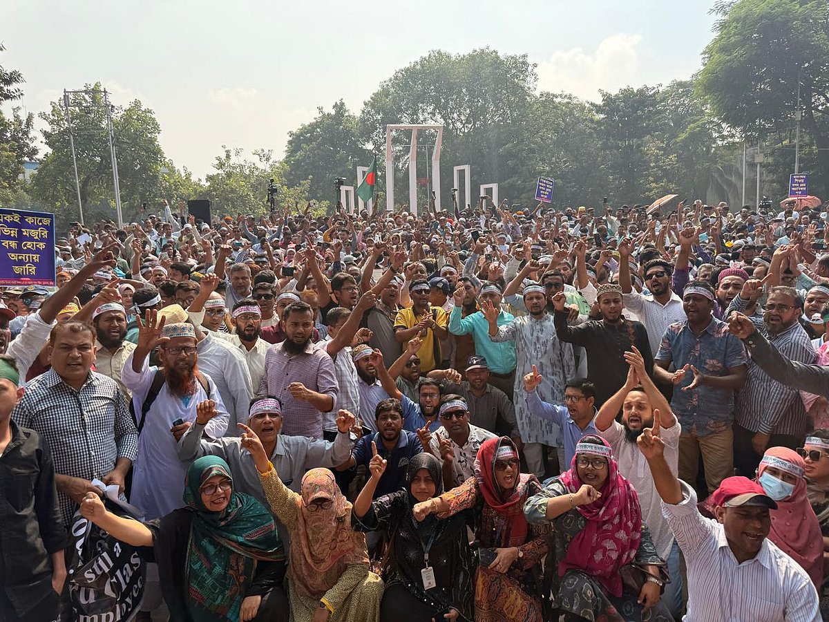 রাজধানীর কেন্দ্রীয় শহীদ মিনারে লাগাতার অবস্থান কর্মসূচিতে সরকারি প্রাথমিক বিদ্যালয়ের শিক্ষকেরা। ৯ নভেম্বর ২০২৫