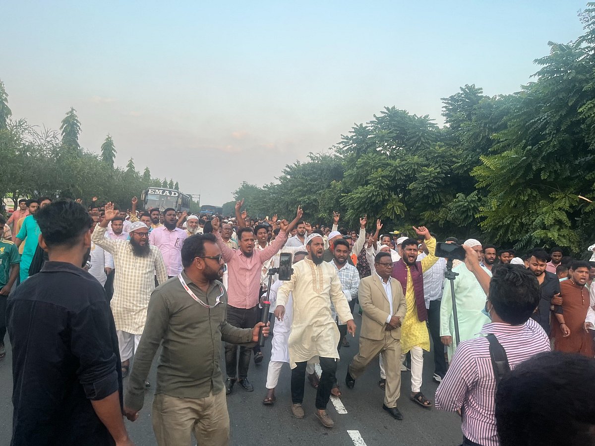 মাদারীপুর-১ আসনের বিএনপির মনোনীত প্রার্থী কামাল জামানের মনোনয়ন স্থগিত করার প্রতিবাদ ও পুনর্বহালের দাবিতে ঢাকা-ভাঙ্গা এক্সপ্রেসওয়েতে বিক্ষোভ মিছিল। আজ রোববার বিকেলে নাওডোবা এলাকায়