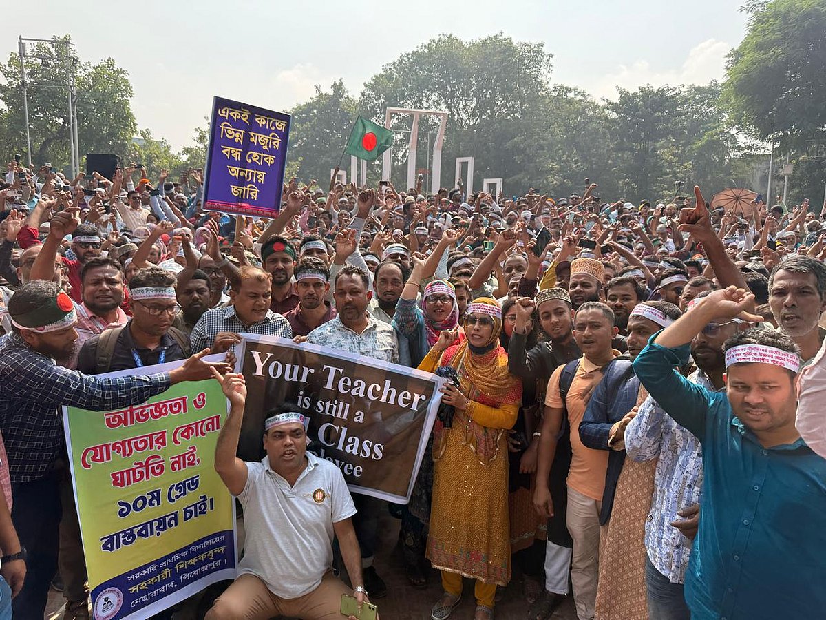 বেতন গ্রেড বাড়ানোসহ তিন দফা দাবিতে  ‘প্রাথমিক শিক্ষক দাবি বাস্তবায়ন পরিষদের’ ডাকে কেন্দ্রীয় শহীদ মিনারে লাগাতার অবস্থান কর্মসূচি পালন করছেন শিক্ষকেরা। পাশাপাশি বিদ্যালয়গুলোতে কর্মবিরতি পালন চলছে