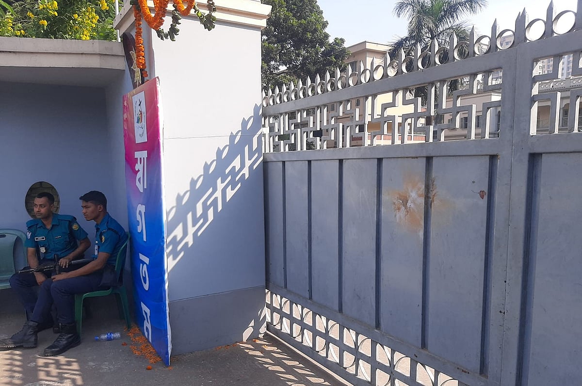 রাজধানীর রমনা থানার কাকরাইলে সেন্ট মেরি’স ক্যাথেড্রালের প্রধান ফটক লক্ষ্য করে গত শুক্রবার রাতে দুটি ককটেল ছোড়া হয়