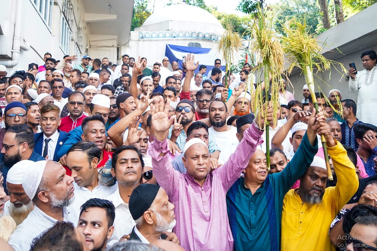 সিলেটের হজরত শাহজালাল (রহ.)-এর মাজার জিয়ারতের মধ্য দিয়ে আনুষ্ঠানিকভাবে নির্বাচনী প্রচারণা শুরু করেছেন সিলেট-৬ আসনের বিএনপির প্রার্থী এমরান আহমদ চৌধুরী। আজ রোববার দুপুরে