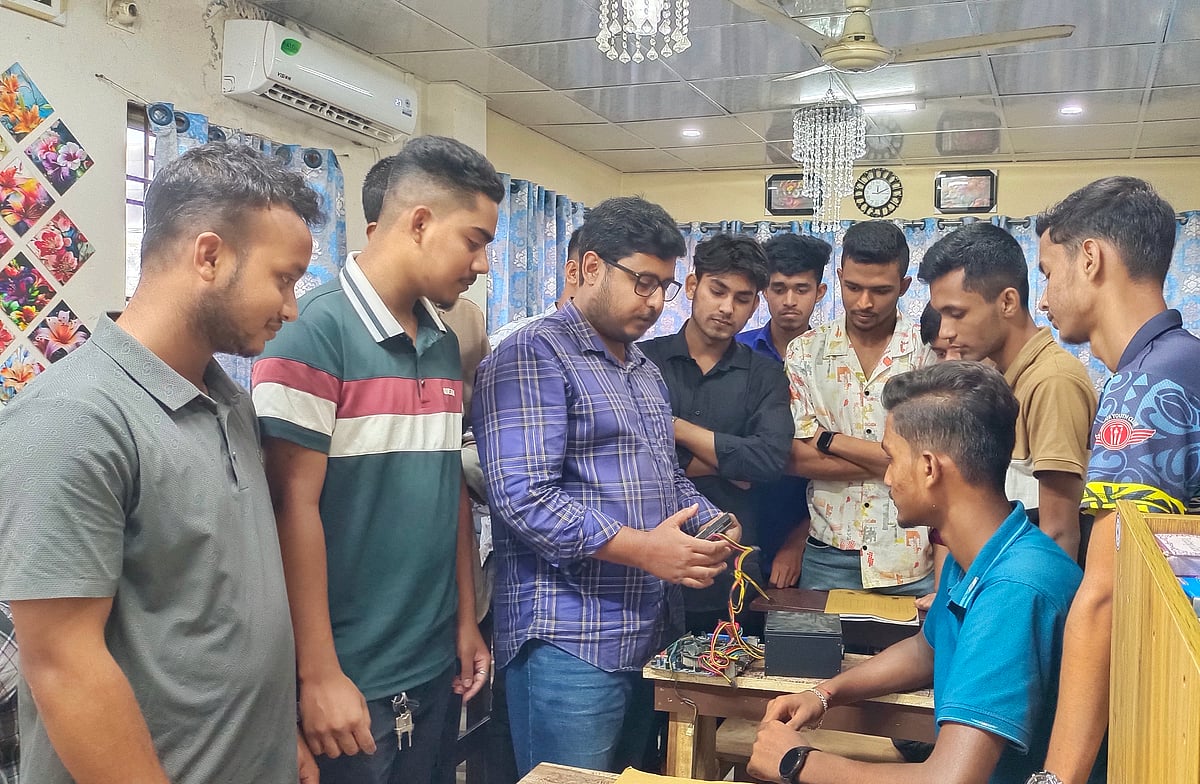 হাতে–কলমে আইসিটি শেখান আফিফুর রহমান (মাঝে)