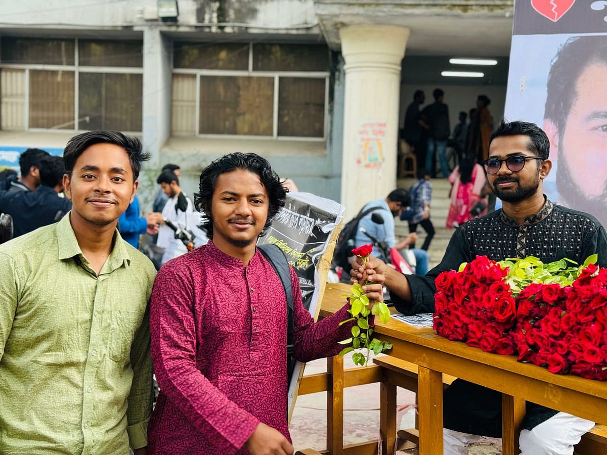 মীর নূরনবীর চিকিৎসার টাকা জোগাড়ে জগন্নাথ বিশ্ববিদ্যালয় ক্যাম্পাসে ফুল বিক্রি করছেন ছাত্র অধিকার পরিষদের নেতা–কর্মীরা