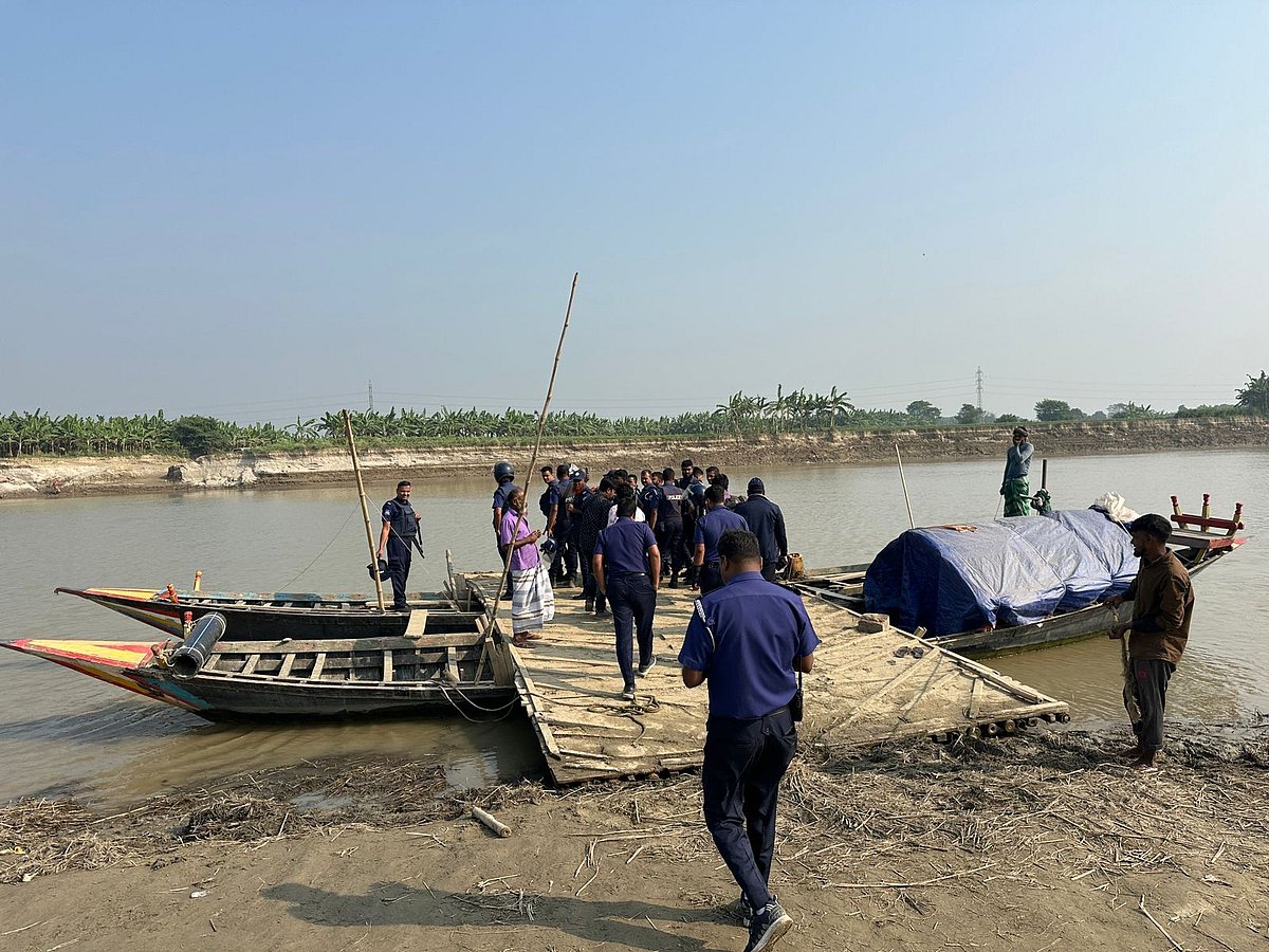 পদ্মার চরে পুলিশের ‘অপারেশন ফার্স্ট লাইট’ অভিযান। আজ রোববার সকালে পাবনার ঈশ্বরদীর আক্তারের ঘাট এলাকায়