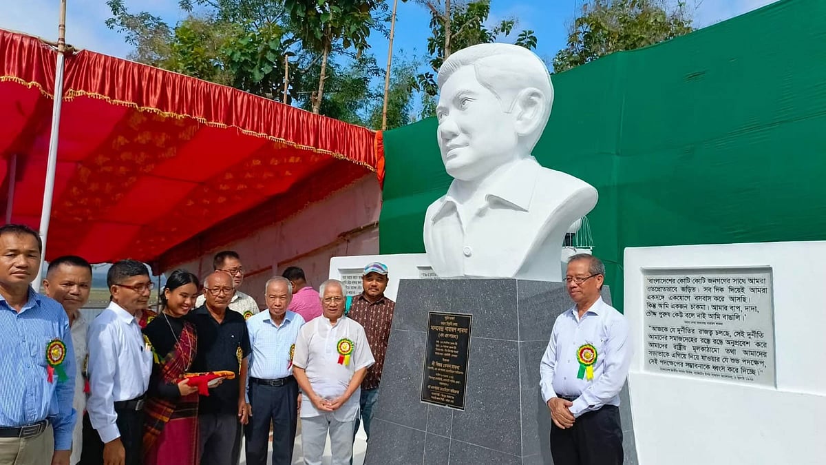 এম এন লারমার ভাস্কর্য উদ্বোধন করেন পার্বত্য চট্টগ্রাম জনসংহতি সমিতির সহসভাপতি ঊষাতন তালুকদার। আজ সকাল ১০টায় রাঙামাটির বাঘাইছড়ি উপজেলার শিজকমুখে