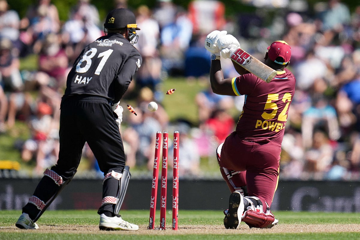 ইশ সোধির বলে বোল্ড হয়েছেন রোভম্যান পাওয়েল। আজ নেলসনে