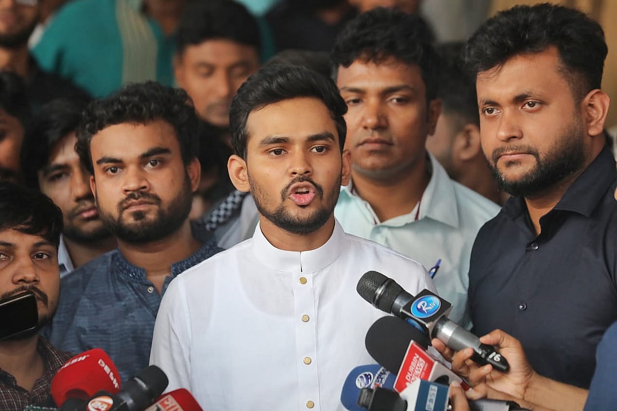 ধানমন্ডি থানা নির্বাচন কর্মকর্তার কার্যালয়ে এই এলাকার ভোটার হওয়ার আবেদন করার পর সাংবাদিকদের সঙ্গে কথা বলেন উপদেষ্টা আসিফ মাহমুদ সজীব ভূঁইয়া। আজ রোববার বিকেলে রাজধানীর গ্রিন রোডে