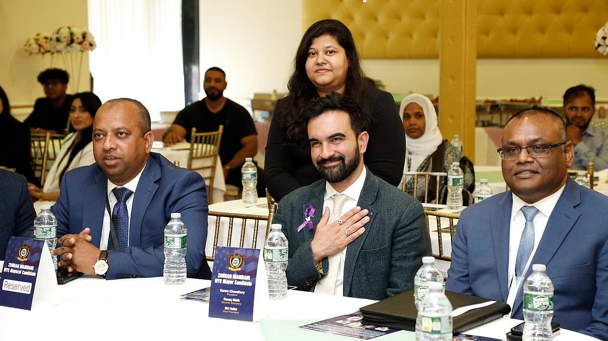 জ্যামাইকা ইন্টিগ্রেটেড বাংলাদেশি অফিসার্স নেটওয়ার্ক সংগঠনের অনুষ্ঠানে   জোহরান মামদানি (মাঝে), পেছনে দাঁড়িয়ে লেখক