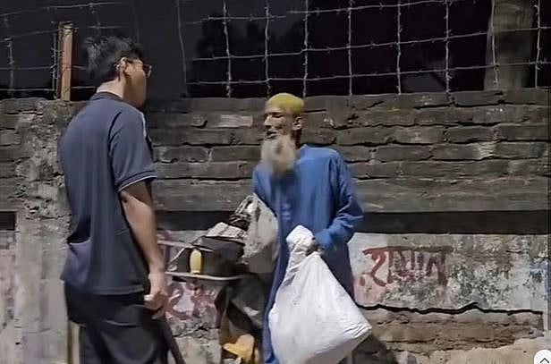 ঢাকা বিশ্ববিদ্যালয় ক্যাম্পাসে ডাকসুর এক নেতার একজন প্রবীণ ব্যক্তিকে লাঠি হাতে শাসানোর ভিডিও ফেসবুকে ছড়িয়ে পড়েছে