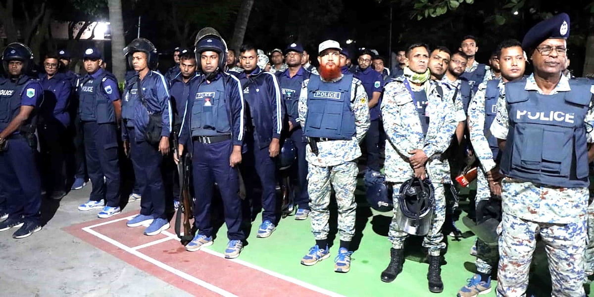 রাজশাহী রেঞ্জের অধীন রাজশাহী, পাবনা ও নাটোরে পরিচালিত অভিযানের নাম পুলিশ দিয়েছে ‘অপারেশন ফার্স্ট লাইট’। নাটোরের লালপুরে পদ্মার চরে