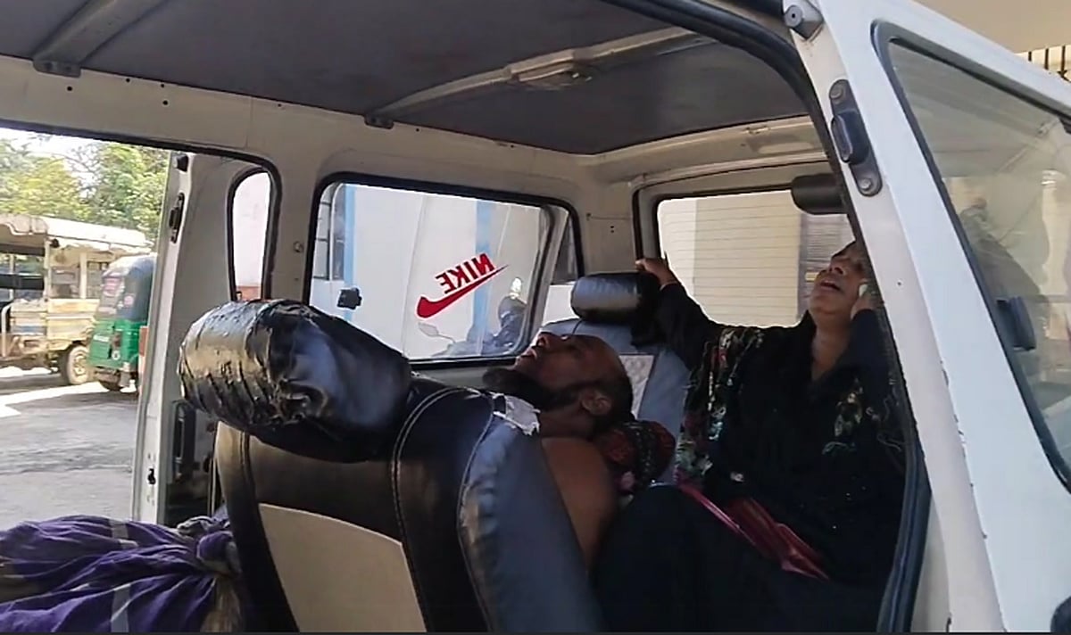 সিলেটের কানাইঘাটে বাড়িতে রাখা জমি বিক্রির টাকা লুটের সময় গৃহকর্তাকে কুপিয়ে হত্যা করে ডাকাতেরা। আজ রোববার সকালে কানাইঘাট উপজেলা স্বাস্থ্য কমপ্লেক্স প্রাঙ্গণে