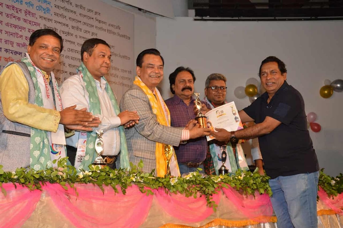 ‘মোস্ট পপুলার অ্যাক্টর’-এর সম্মাননা পান মোশাররফ করিম