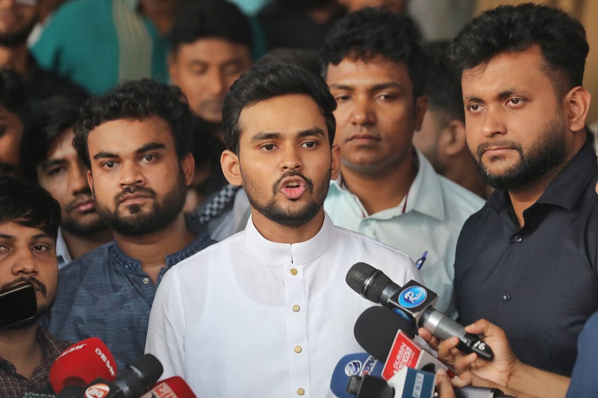 ধানমন্ডি থানা নির্বাচন কর্মকর্তার কার্যালয়ে এই এলাকার ভোটার হওয়ার আবেদন করার পর সাংবাদিকদের সঙ্গে কথা বলেন উপদেষ্টা আসিফ মাহমুদ সজীব ভূঁইয়া। আজ রোববার বিকেলে রাজধানীর গ্রিন রোডে