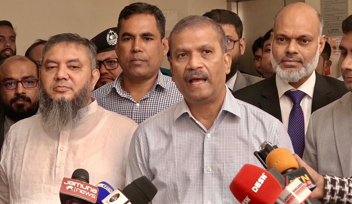 আজ রোববার সকালে রাজশাহী লিগ্যাল এইড অফিসে বিচারকদের সঙ্গে মতবিনিময় শেষে সাংবাদিকদের সঙ্গে কথা বলেন উপদেষ্টা আসিফ নজরুল