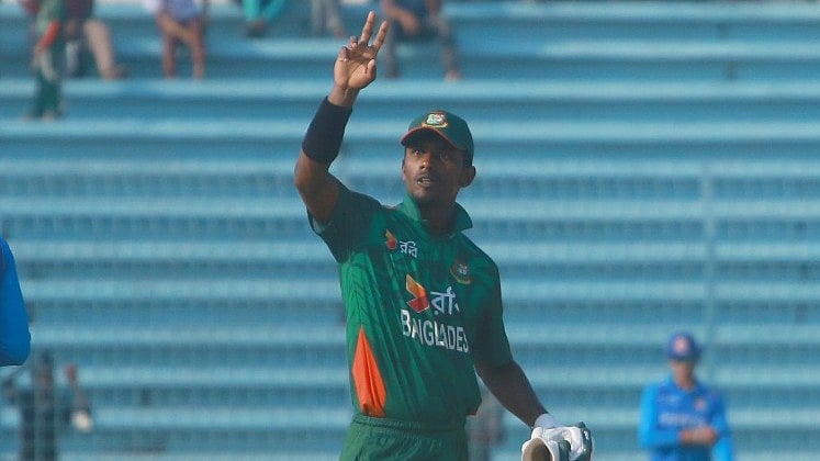 সেঞ্চুরি করে দলকে জিতিয়েছেন বাংলাদেশ অনূর্ধ্ব–১৯ দলের অধিনায়ক আজিজুল হাকিম