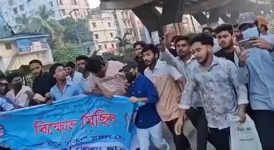 চট্টগ্রাম নগরে নিষিদ্ধ ঘোষিত ছাত্রলীগের মিছিল। আজ ভোরে চট্টগ্রাম শিক্ষাবোর্ডের সামনে