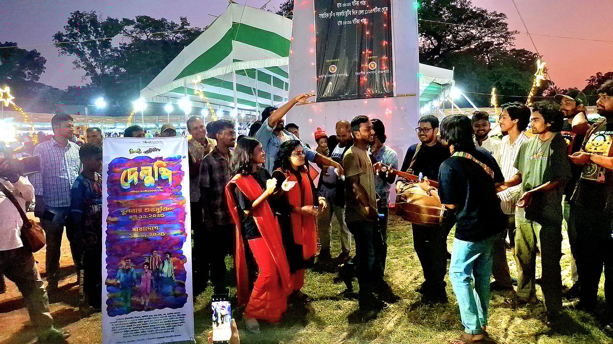 রাজশাহীতে নেচে-গেয়ে দেলুপি সিনেমার প্রচার করা হচ্ছে। গতকাল শনিবার সন্ধ্যায় রাজশাহী বিভাগীয় বইমেলার শেষ দিনে নগরের সিঅ্যান্ডবি মোড় এলাকায় কালেক্টরেট মাঠে