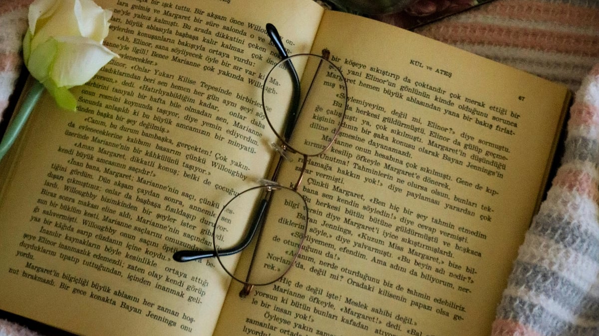 আমাদের বয়স বাড়লে যেমন চুল পেকে যায়, কাগজের বয়স বাড়লেও তেমনই হয়ে যায় হলদেটে