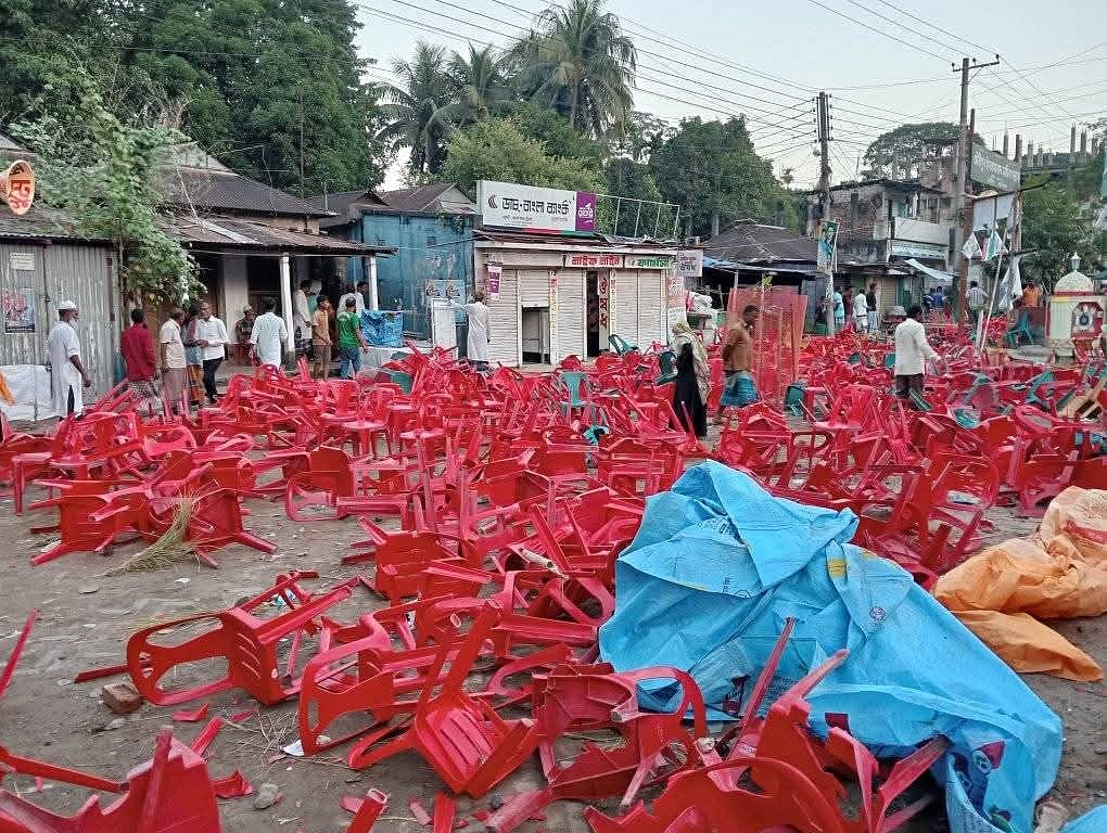 ময়মনসিংহে গৌরীপুরে বিএনপির মনোনয়ন পাওয়া ও মনোনয়ন বঞ্চিত নেতার সমর্থকদের মধ্যে সংঘর্ষের সময় মঞ্চ ও চেয়ার ভাঙচুর করা হয়। রোববার বিকেলে