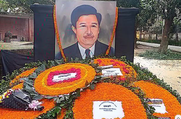 এম এন লারমার মৃত্যুবার্ষিকীতে তাঁর ছবিতে শ্রদ্ধা নিবেদন করেছেন বিভিন্ন সংগঠনের নেতাকর্মীরা