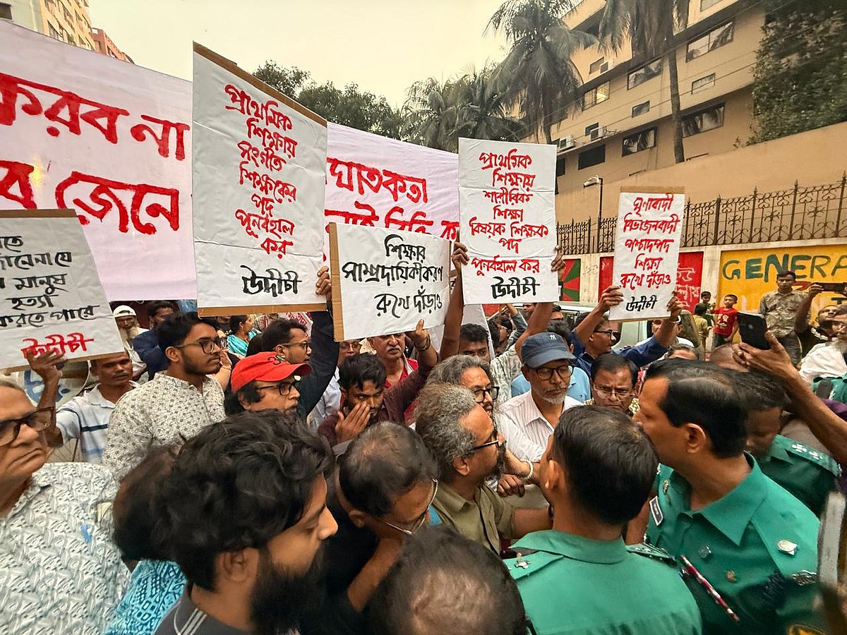 উদীচী শিল্পীগোষ্ঠীর যমুনা অভিমুখী গানের মিছিলে পুলিশে বাধা। আজ রোববার দুপুরে রাজধানীর সেগুনবাগিচায় শিল্পকলা একাডেমির সামনে