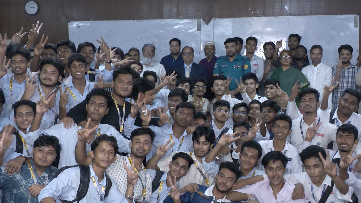 মৌখিক শান্তিচুক্তির পর বিজয় চিহ্ন দেখাচ্ছেন ঢাকা কলেজ ও ধানমন্ডি আইডিয়াল কলেজের শিক্ষার্থীরা