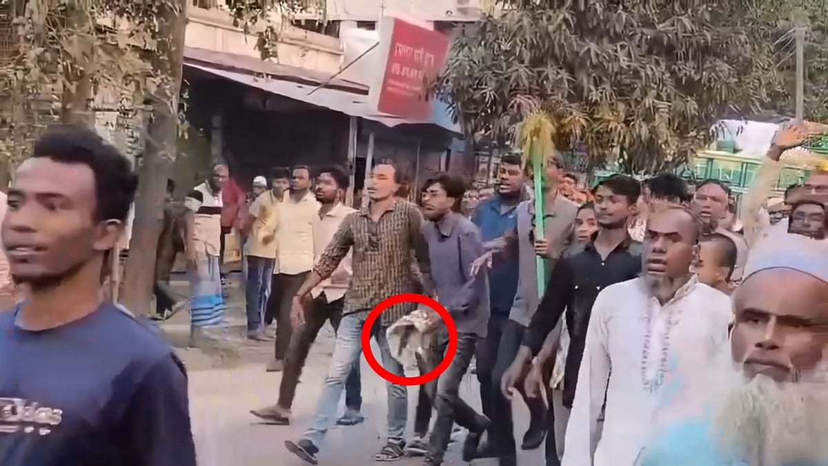 ফরিদপুরে বিএনপির দুই গ্রুপের সংঘর্ষের সময় এক যুবক পিস্তলসদৃশ বস্তু প্রদর্শন করেন