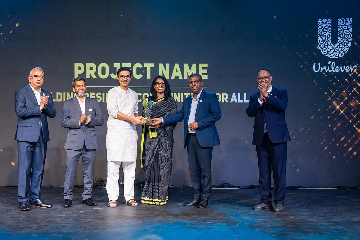 প্রধান নির্বাহী কর্মকর্তা ও ব্যবস্থাপনা পরিচালক রুহুল কুদ্দুস খান ও করপোরেট অ্যাফেয়ার্স, পার্টনারশিপস অ্যান্ড কমিউনিকেশনস পরিচালক শামিমা আক্তার অনুষ্ঠানে ইউনিলিভার বাংলাদেশের পক্ষে পুরস্কারটি গ্রহণ করেন