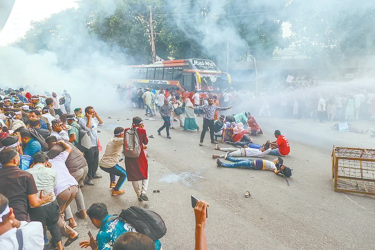 বেতন গ্রেড বাড়ানোসহ তিন দফা দাবিতে আন্দোলনরত প্রাথমিক শিক্ষকদের মিছিল সাউন্ড গ্রেনেড ও জলকামান ব্যবহার করে এবং লাঠিপেটা করে ছত্রভঙ্গ করে দেয় পুলিশ। এ সময় বেশ কয়েকজন শিক্ষক আহত হন। গতকাল রাজধানীর শাহবাগ এলাকায়