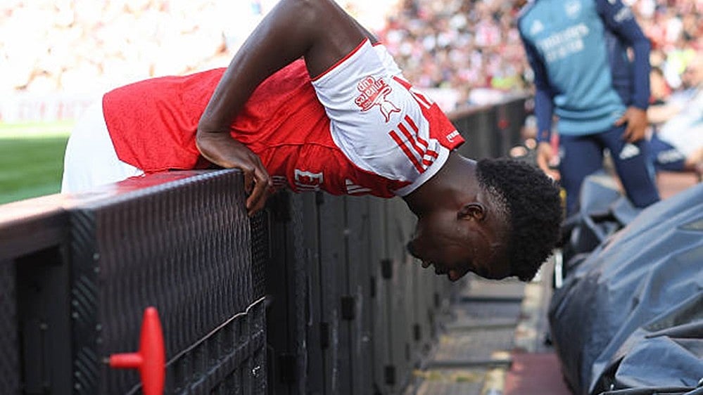 বিজ্ঞাপন বোর্ডের সঙ্গে আটকে আছেন আর্সেনাল তারকা বুকায়ো সাকা