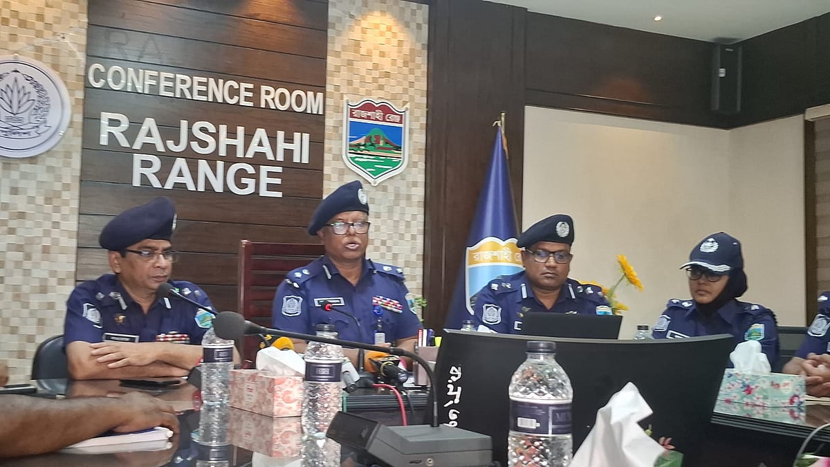 রাজশাহী রেঞ্জের ডিআইজি মোহাম্মদ শাহজাহান পদ্মার চরে চালানো ‘অপারেশন ফার্স্ট লাইট’ নিয়ে সংবাদ সম্মেলন করেন। রোববার বিকেলে ডিআইজির সম্মেলনকক্ষে