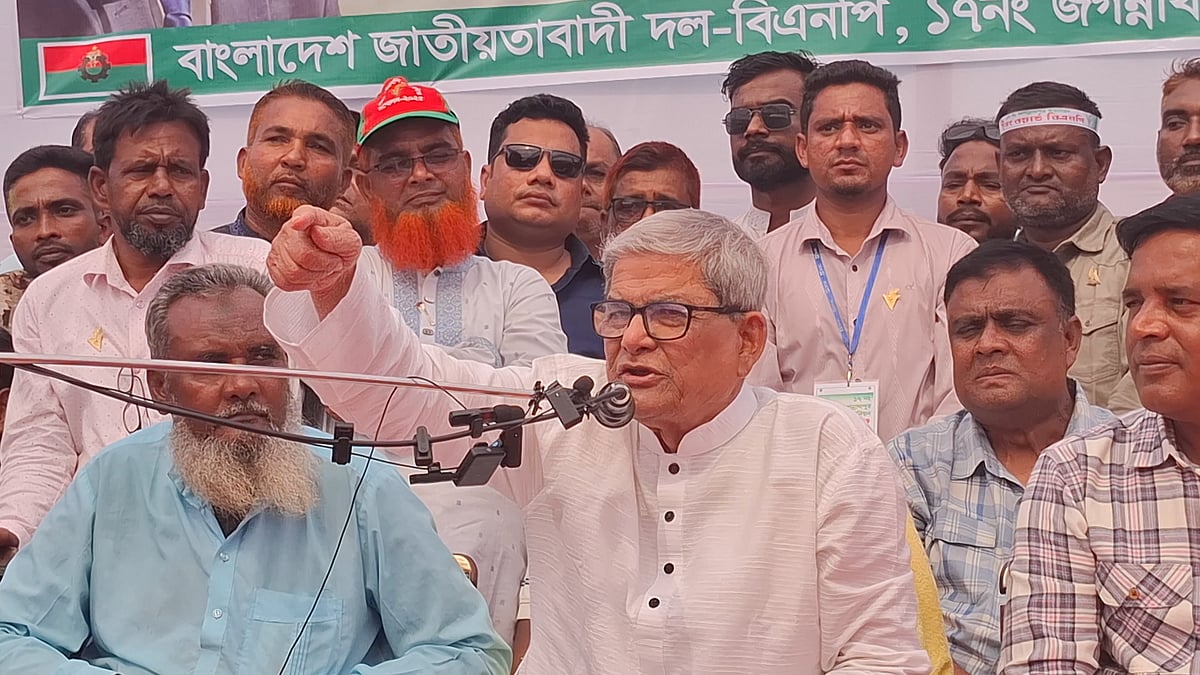 ঠাকুরগাঁও সদর উপজেলার জগন্নাথপুর ইউনিয়নের দৌলতপুর বালিকা উচ্চ বিদ্যালয় মাঠে ইউনিয়নবাসীর সঙ্গে মতবিনিময় সভায় প্রধান অতিথির বক্তব্য দিচ্ছেন বিএনপির মহাসচিব মির্জা ফখরুল ইসলাম আলমগীর। রোববার দুপুর সাড়ে ১২টার দিকে