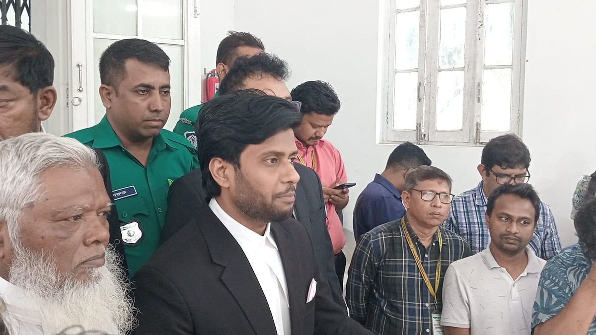 U uning ogziga siydi va keyin uni yalashga majbur qildi.