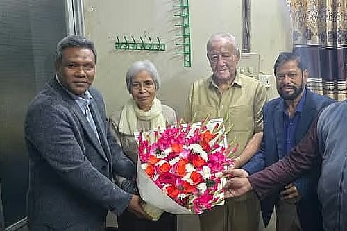 বান্দরবান জেলা বিএনপির সদস্যসচিব জাবেদ রেজা, সাবেক জেলা সভাপতি ম্যামাচিং ও  আহ্বায়ক সাচিংপ্রু জেরী  (বাম থেকে)। গত ফেব্রুয়ারি মাসে তোলা এই ছবিতে ঐক্যের যে চিত্র দেখা যাচ্ছে, বর্তমানে তা নেই। সাচিংপ্রু জেরীকে দলীয় সংসদ সদস্য প্রার্থী ঘোষণার পর তিন নেতাকে এক সঙ্গে দেখা যায়নি