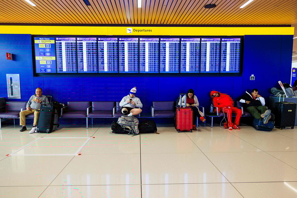 যুক্তরাষ্ট্রের কলোরাডো অঙ্গরাজ্যের ডেনভার বিমানবন্দরে অপেক্ষারত যাত্রীরা। ৮ নভেম্বর