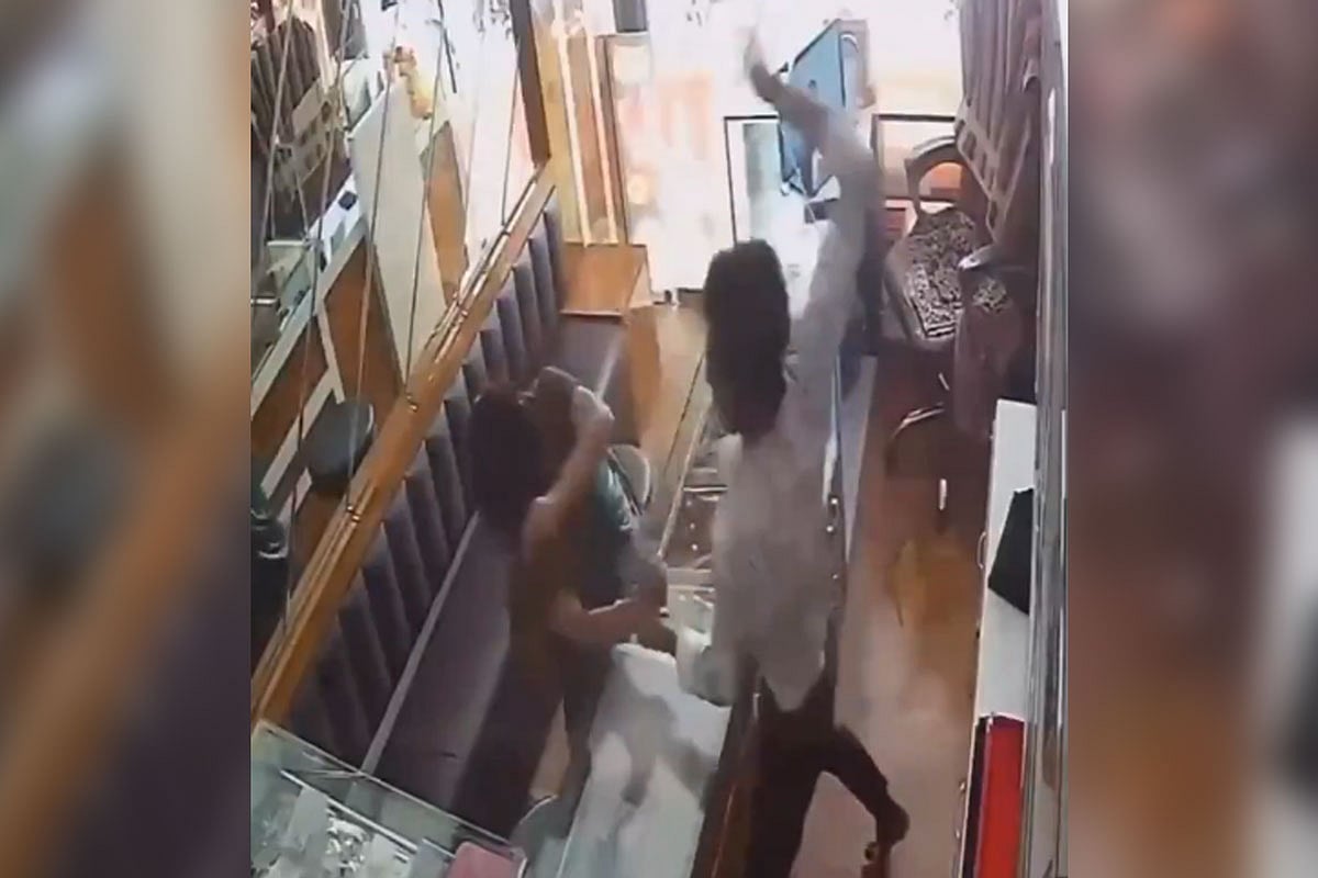 ভারতের গুজরাটের আহমেদাবাদে গয়না চুরির চেষ্টা করে ধরা পড়েন এক নারী