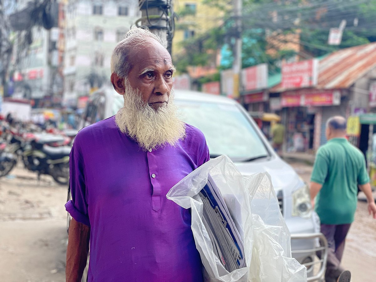 ৭৫ বছর বয়সে কুমিল্লা নগরে পত্রিকা বিলি করে চলেছেন আকরাম আহমেদ