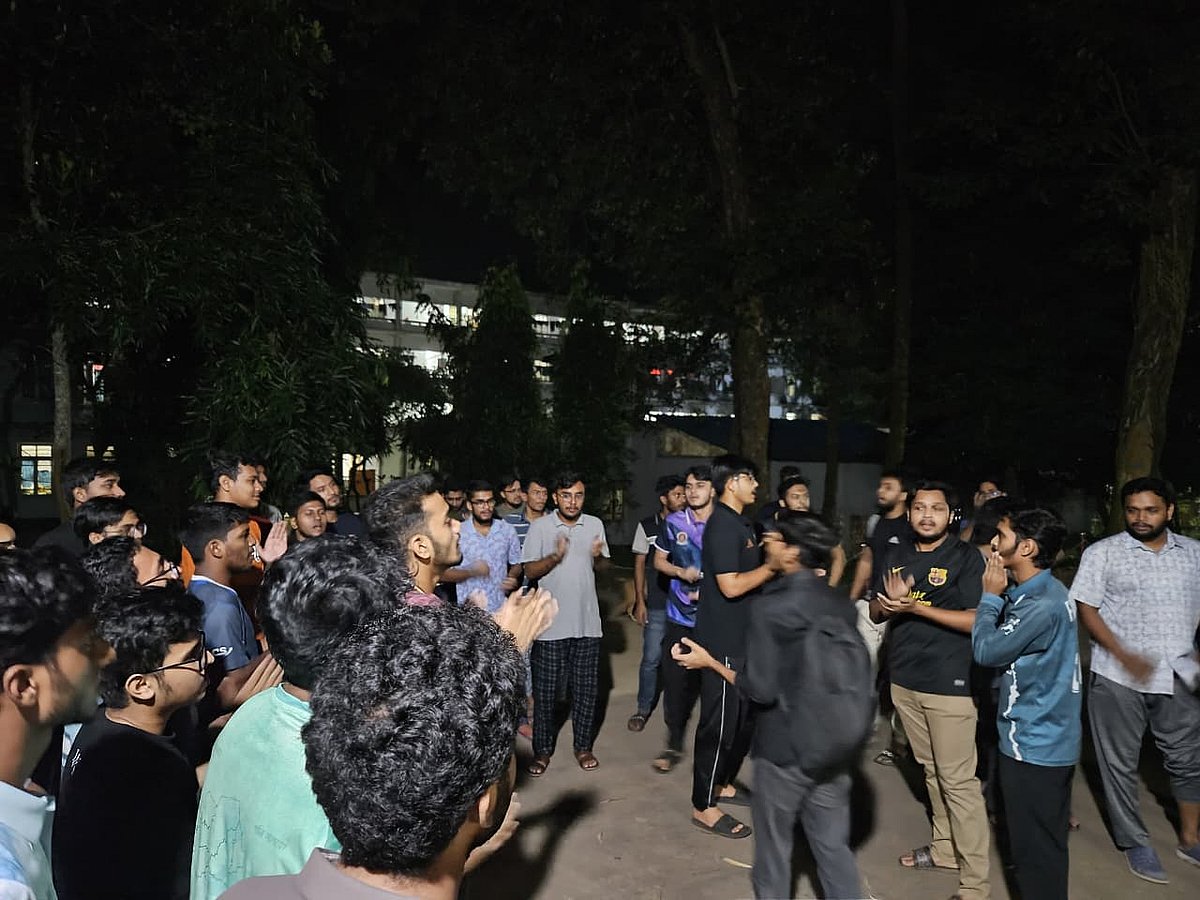 চুয়েটে শিক্ষার্থীদের বিক্ষোভ। গতকাল রাতে বিশ্ববিদ্যালয় ক্যাম্পাসে