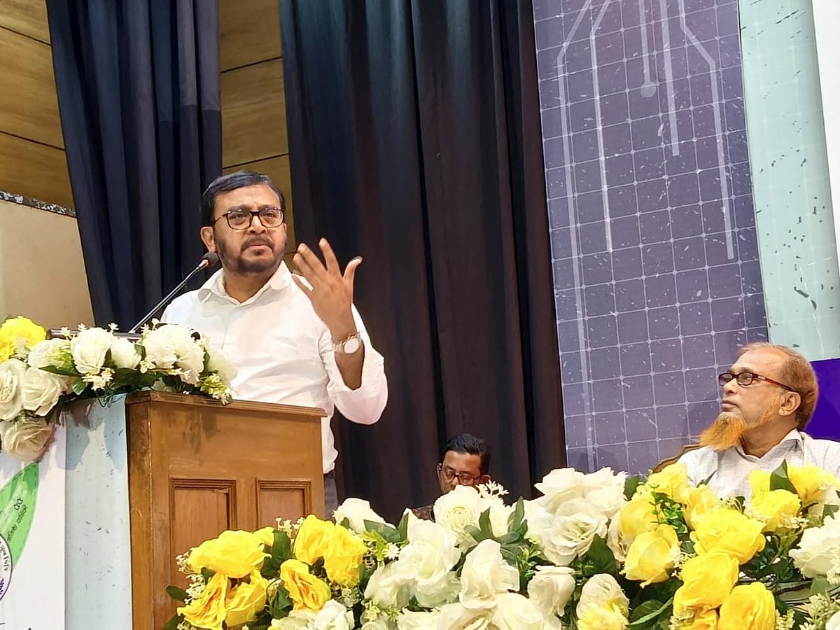 ‘দক্ষ জনশক্তি, দেশ গঠনের মূল ভিত্তি’ শীর্ষক সেমিনারে এবি পার্টির চেয়ারম্যান মজিবুর রহমান বক্তব্য দেন। রাজধানীর আইডিইবি মিলনায়তন, ১০ নভেম্বর, ২০২৫