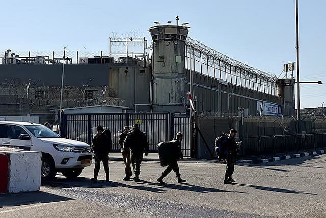 গাজা যুদ্ধবিরতির পর ইসরায়েলের বিভিন্ন কারাগার থেকে প্রায় দুই হাজার ফিলিস্তিনিকে মুক্তি দেওয়া হয়েছে। ওফের কারাগার, ইসরায়েল