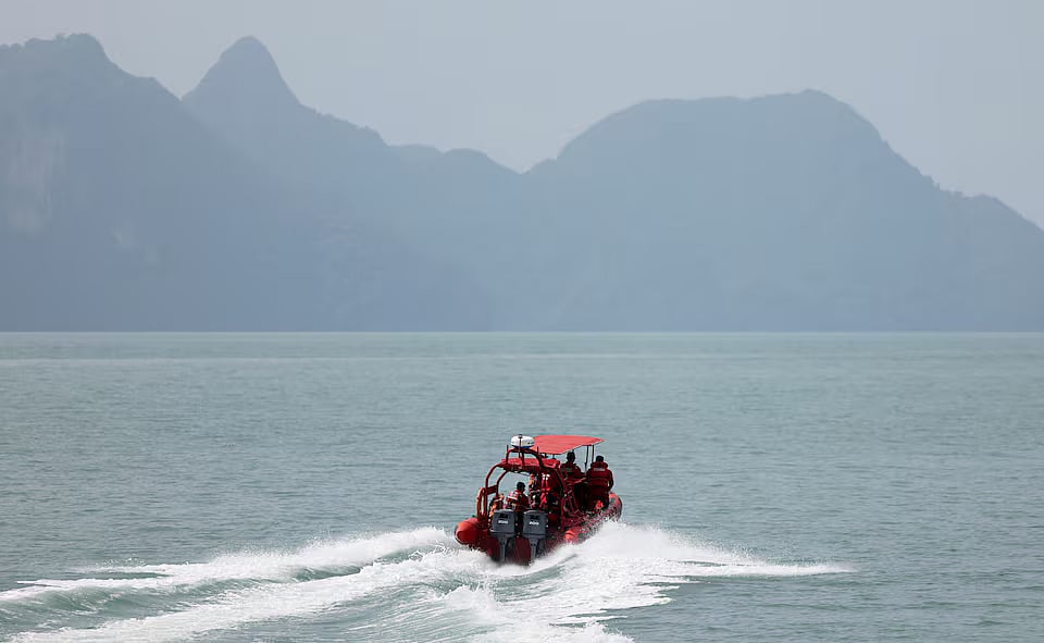 নৌকাডুবির পর মালয়েশিয়ার একটি নৌযান লঙ্কাবি দ্বীপের কাছে তল্লাশি অভিযান চালাচ্ছে। ১০ নভেম্বর ২০২৫
